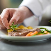 Chỉ khác nhau cách lật thịt mà chất lượng miếng thịt rán đã khác hoàn toàn